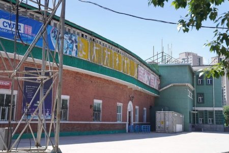 Төв цэнгэлдэх хүрээлэнгийн гадна талбайн ногоон байгууламжийн ажил 40 хувьтай үргэлжилж байна