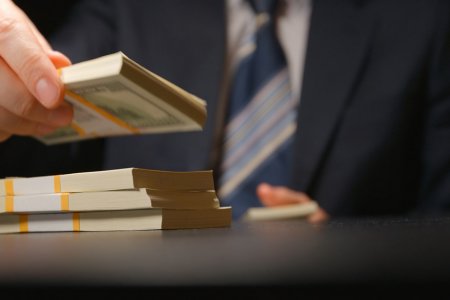 Хахууль өгсөн этгээдүүдийг яллав