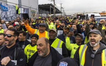 АНУ-ын боомтын ажилчид ажил хаялт зарласнаар 30 гаруй далайн боомтын үйл ажиллагаа зогсжээ