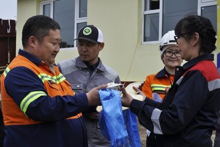 “Эрдэнэт үйлдвэр”-ийн залуучууд хамтран ажиллагч барилгачин бүсгүйд байшингийн түлхүүр гардуулж өгчээ