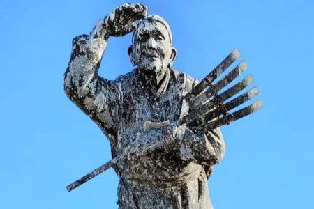 Ц.Гүнчин-Иш: Хөшөө дурсгалд сүү, шар тос өргөх нь мухар сүсэг