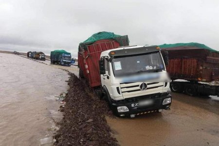 Өмнөговийн Ханбогд сум дахь Цагаан хадны болон богино эргэлтийн шороон зам дагуух зарим хэсэг усанд автжээ