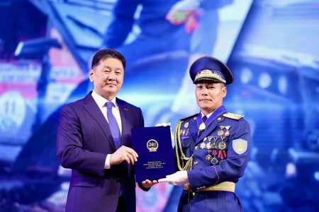 Дэслэгч Д.Ганзориг “Онцгой байдлын албаны анхны сайдын нэрэмжит шагнал” хүртлээ