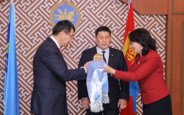 БОЛОВСРОЛ, ШИНЖЛЭХ УХААНЫ САЙД Л.ЭНХ-АМГАЛАН ҮҮРЭГТ АЖЛАА ХҮЛЭЭН АВЛАА