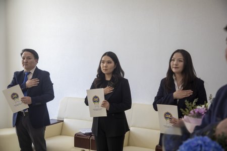 Төрийн жинхэнэ албан хаагчийн тангаргаа өргөлөө