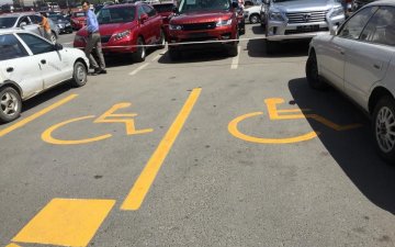 Хөгжлийн бэрхшээлтэй иргэдэд зориулсан авто машины зогсоол хүртээмжгүй байна