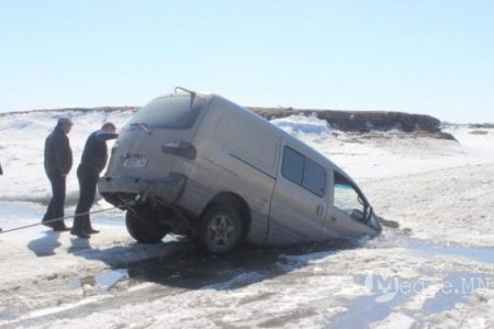 Нэг том хүн, гурван хүүхэд зорчиж явсан машин голд цөмөрчээ