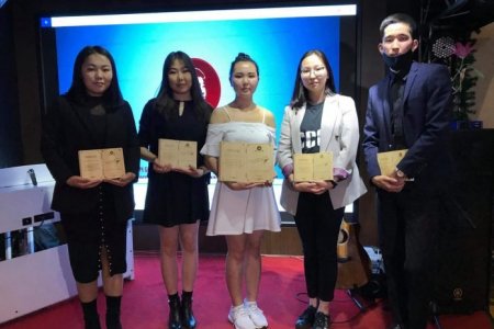 “Сэтгүүлч Батдорж сан”-гийнхан 7 дахь тэтгэлгээ оюутнуудад гардууллаа