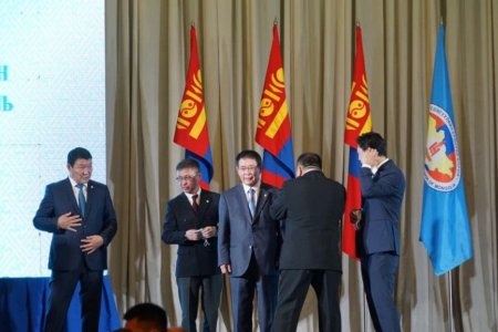 УИХ-ын шинэ гишүүдэд үнэмлэх гардуулж байна  