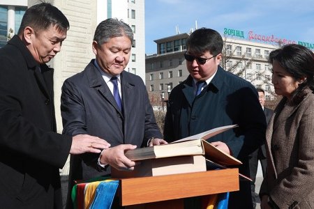 Нийслэлийн анхны шав тавьсан “Мэлхийт хөшөө”-нд хүндэтгэл үзүүллээ