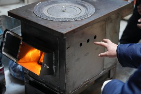 Битүүмжээ алдсан хуучин зуухтай айлуудын зуухыг шинээр сольж, суурилуулж байна