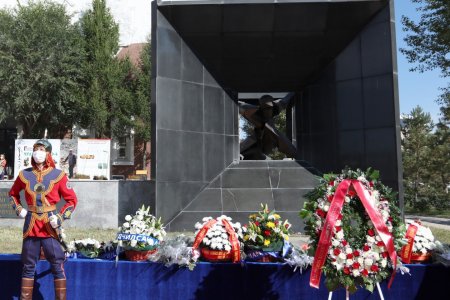 Хэлмэгдэгсдийн хөшөөнд цэцэг өргөж, хүндэтгэл үзүүллээ