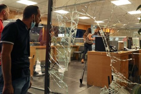 Ливан улсын банкнууд үүдээ барьж, иргэд нь хадгалуулсан мөнгөө авахын тулд дээрэм үйлдэж байна