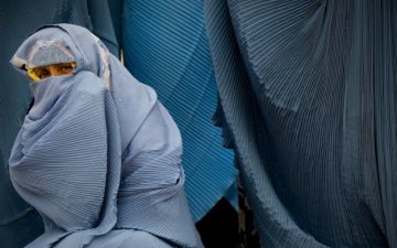 Афганистанд эмэгтэйчүүд гэрээсээ 72 км-ээс илүү зайд ганцаараа явж болохгүй