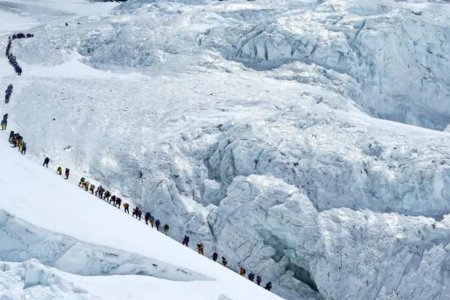 Нэг өдрийн дотор 274 уулчин Эверестийн оргилд гарлаа