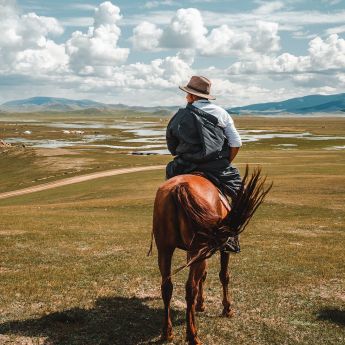 <BR><BR><BR>HORSE RIDING JOURNEY IN THE GOBI MOUNTAIN LAKE
