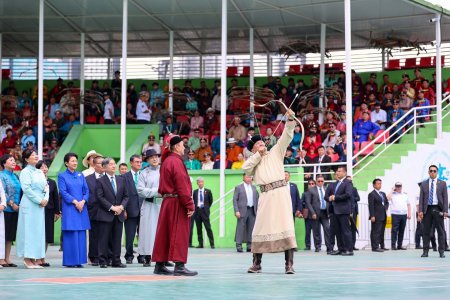 Монгол Улсын Ерөнхийлөгч У.Хүрэлсүх, Япон Улсын Цог Жавхлант Эзэн Хаан Нарүхито нар үндэсний сурын талбай, шагайн харвааны асарт зочлов