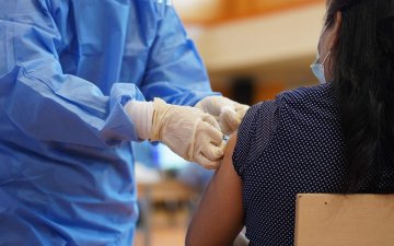 Боловсролын байгууллагын багш, ажилтнууд вакцинжуулалтад хамрагдаж эхэллээ