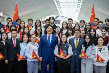 “Ерөнхийлөгчийн илгээлт-2100” тэтгэлэгт хөтөлбөрийн 296 оюутан  гадаад улсыг зорилоо