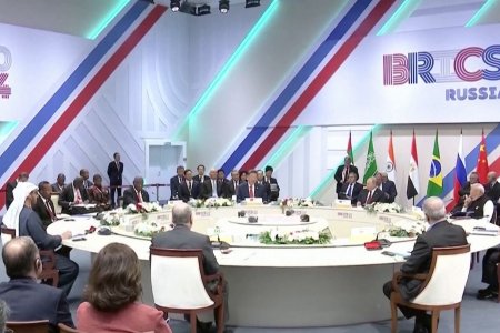 Нарендра Моди, Ши Жиньпин нар сүүлийн таван жилийн хугацаанд анх удаа нүүр тулан уулзаж, албан ёсны хэлэлцээ хийх үеэрээ хилийн мөргөлдөөнөөс үүдэлтэй үл ойлголцол, эдийн засгийн хамтын ажиллагаа зэрэг асуудлыг хөнджээ