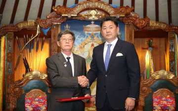 Монгол Улсын Ерөнхийлөгч У.Хүрэлсүх зарлиг гаргаж, шинжлэх ухаан, техник технологи, урлаг, утга зохиолын салбарын шилдэг 4 бүтээлд Монгол Улсын Төрийн шагнал хүртээлээ.