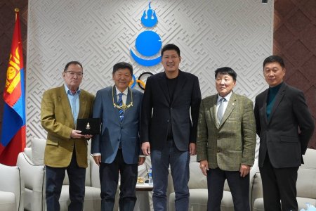 Ахмад сэтгүүлч Ч.Отгонбаатарыг “Алтан Од”-оор шагналаа