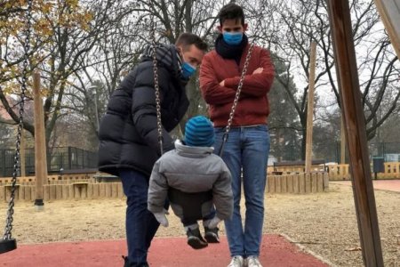 Унгар улсад ижил хүйстэн хос хүүхэд үрчилж авахыг хуулиараа хориглолоо