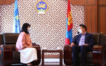 КАОРИ ИШИКАВАГ ХҮЛЭЭН АВЧ УУЛЗЛАА