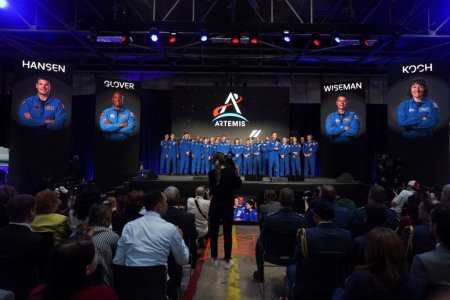 АНУ-ын Үндэсний сансар судлалын “НАСА” агентлаг 2024 онд сар руу зорчих нисгэгчдээ танилцууллаа