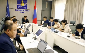 Энэ хичээлийн жилээс эхлэн 44-өөс дээш сурагчтай 1, 2 -р ангид туслах багш ажиллана