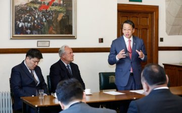 Боловрол, шинжлэх ухааны сайд Л.Энх-Амгалан Их Британи Умард Ирландын Нэгдсэн Хаант Улсын парламентын ордонд зочиллоо. Энэ үеэр Монгол Британийн парламентын бүлгэмийн гишүүдтэй уулзсан юм.