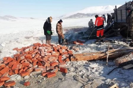 “Даян” нууранд цөмөрсөн автомашиныг татан гаргалаа