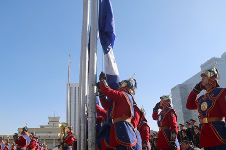 Төрийн болон Нийслэлийн далбааг мандууллаа
