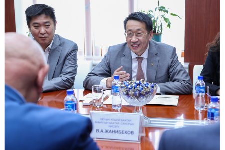 БШУ-Ы САЙД Л.ЭНХ-АМГАЛАН САНСРЫН НИСЭГЧДИЙГ ХҮЛЭЭН АВЧ УУЛЗЛАА