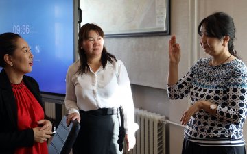 Улсын бүртгэлийн байгууллагын албан хаагчид дохионы хэлний анхан шатны мэдлэг олгох сургалтанд хамрагдаж байна
