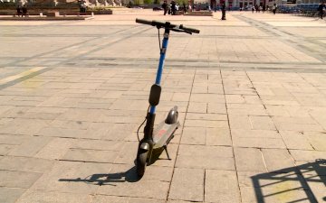 Нийслэлийн авто замын түгжрэлийг сааруулах зорилгоор 3000 цахилгаан скүүтэрийн түрээсийн үйлчилгээг нэвтрүүлжээ