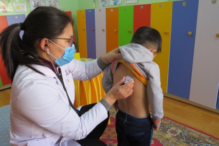 ЕБС-ийн сурагчид танхимаар хичээллэж эхэллээ.