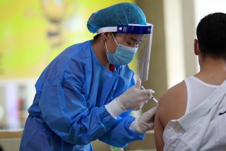 Хариу арга хэмжээний багийн албан хаагчдыг вакцины III тунд хамруулж эхэллээ