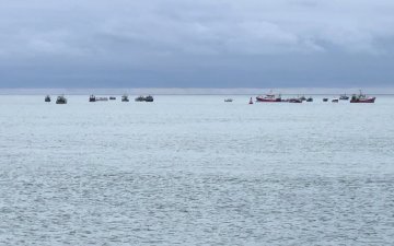 Их Британийн эрх баригчид цэргийн хөлөг онгоцуудаа Жерси арлаас эргүүлэн татахаар болжээ