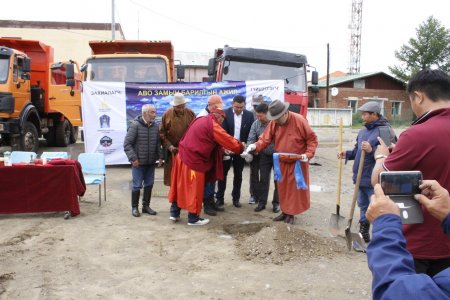 Бат-Өлзий сумын төвд 6,2 км автозам, Могойтын гол дээр төмөр бетонон гүүр баригдана.