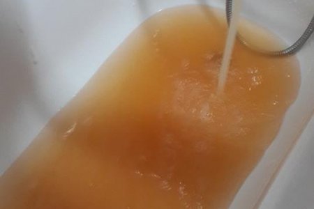 Орон сууцны цоргоноос гарах зэвтэй ус тухайн орон сууцны дотоод шугамтай холбоотой гэв