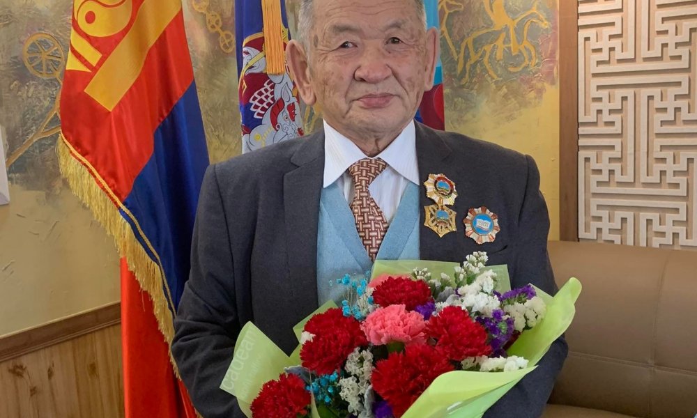 Төрийн дээд “Хөдөлмөрийн гавъяаны улаан тугийн одон”-оор шагнууллаа. 