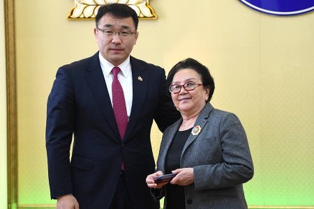 Хотын дарга төрийн дээд одон, медаль гардууллаа