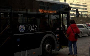 Автобусны шинэ чиглэлээр иргэд 2-3 автобус дамжиж, хотын төв рүү ажил, сургуульдаа ирэх болж байна
