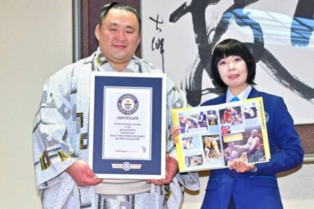 Тамаваши Б.Мөнх-Оргилд Геннисийн дээд амжилтын батламжийг гардуулжээ