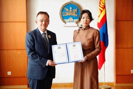 БНЧУ-ын Элчин сайдын яамны зөвлөх, консул Ваацлав Добешийг Алтангадас одонгоор шагналаа 