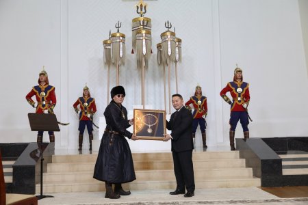 Монгол Улсын Ерөнхийлөгч Х.Баттулга “Хү” хамтлагт Монгол Улсын төрийн дээд шагнал, тэргүүн зэргийн “Чингис хаан” одон гардууллаа