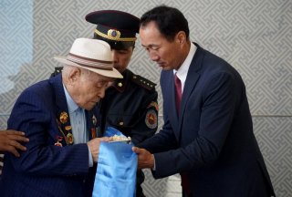 1945 оны чөлөөлөх дайнд оролцсон ахмад дайчин Яринпилийн Өсөхөд хүндэтгэл үзүүллээ