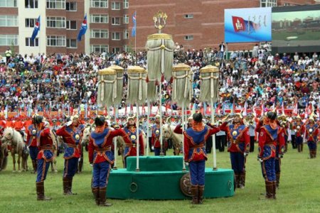 Дотооддоо халдвар алдаагүй байгаа тохиолдолд, сонгуулиа хийж байгаа юм чинь Үндэсний баяраа хийх нь зөв байх