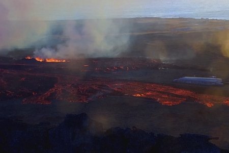 Исланд улсын Гриндавик хотод дэлбэрсэн галт уулын халуун лаав хот суурин газар руу урсаж байшин барилгуудыг шатааж эхэлжээ